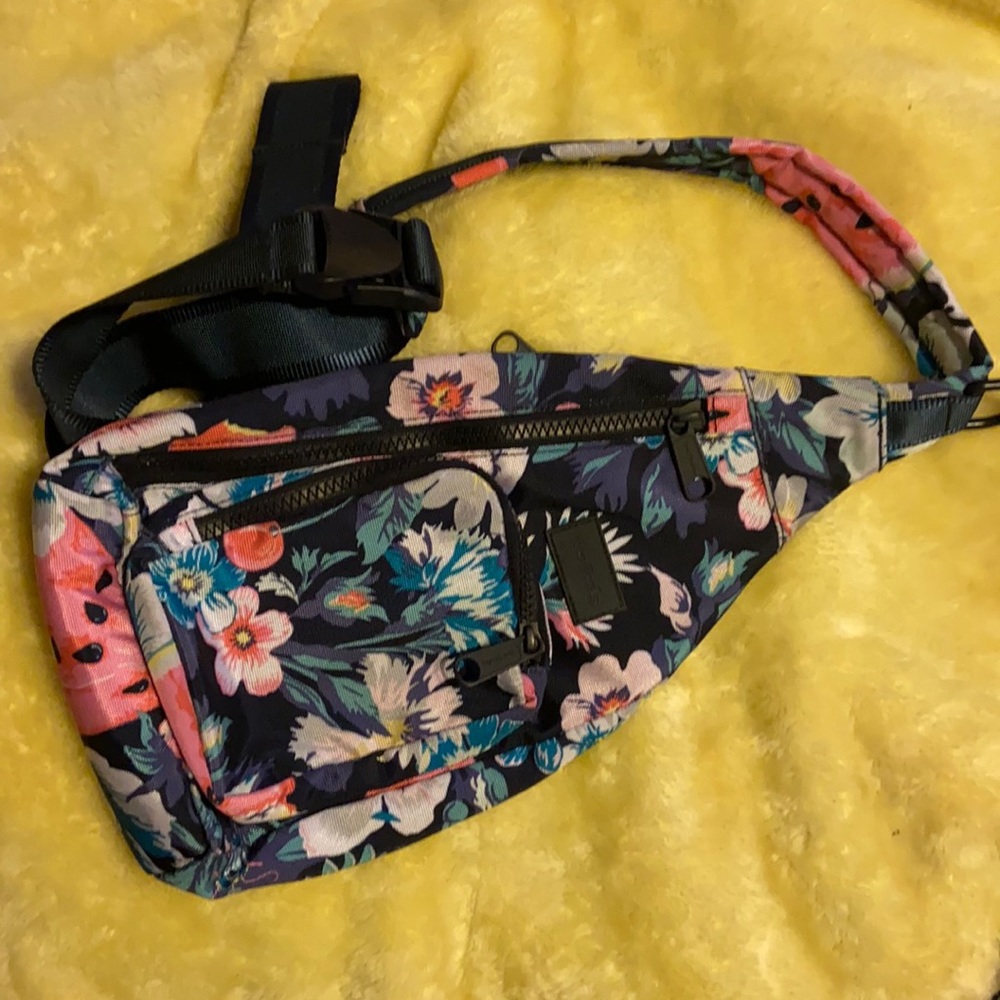 Used vera Bradley mini sling